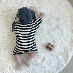 تبان مخطط مع طاقية أرنب